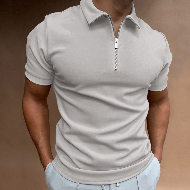 Modern heren poloshirt met ritskraag, effen kleur, geschikt voor zowel casual als geklede herenmode.