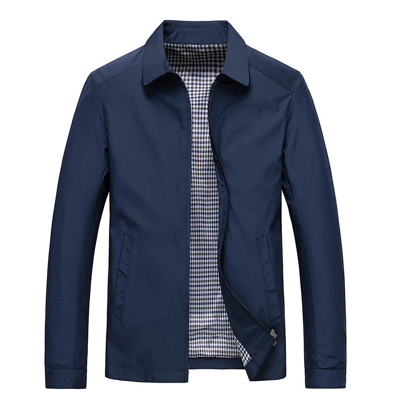 Marineblauwe waterdichte jas voor mannen, ideaal voor outdoor activiteiten en bescherming tegen de wind.