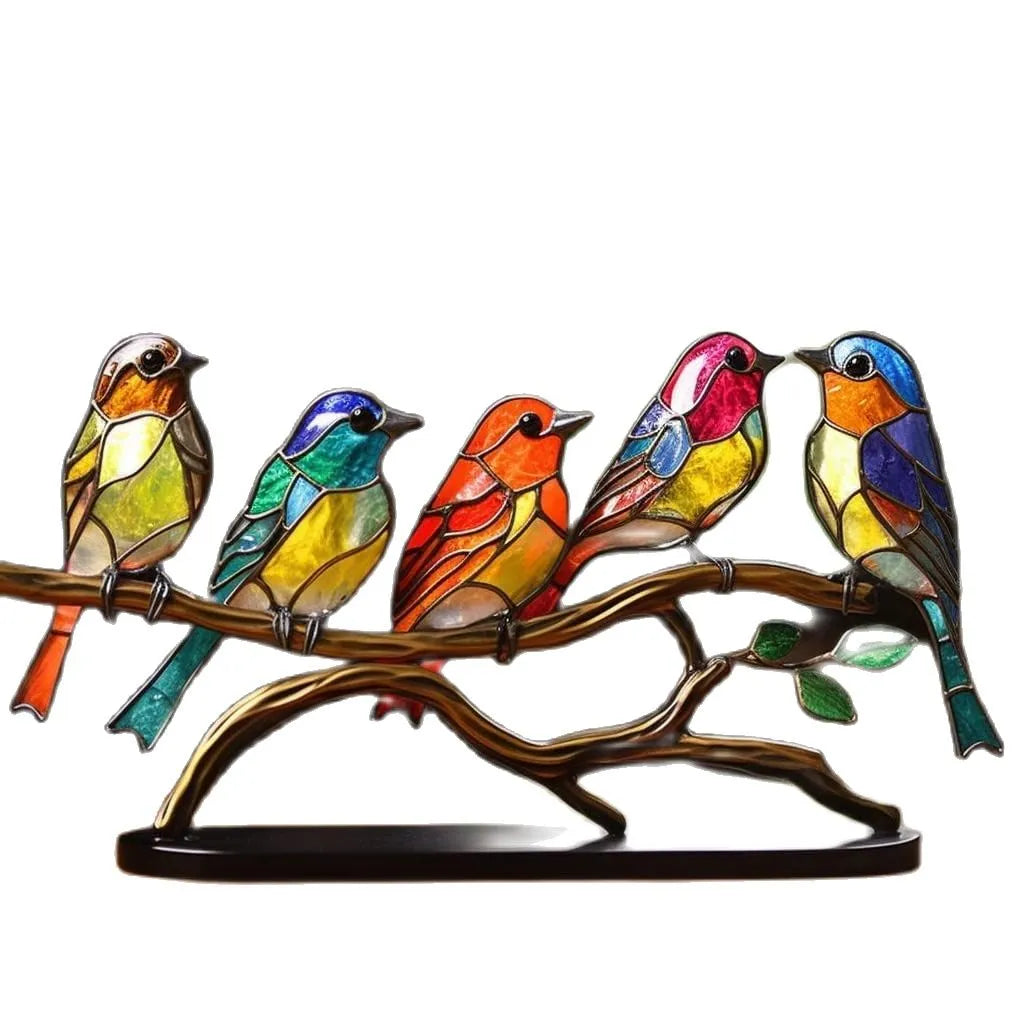 Decoratief vogelbeeldje in een modern interieur op een vensterbank