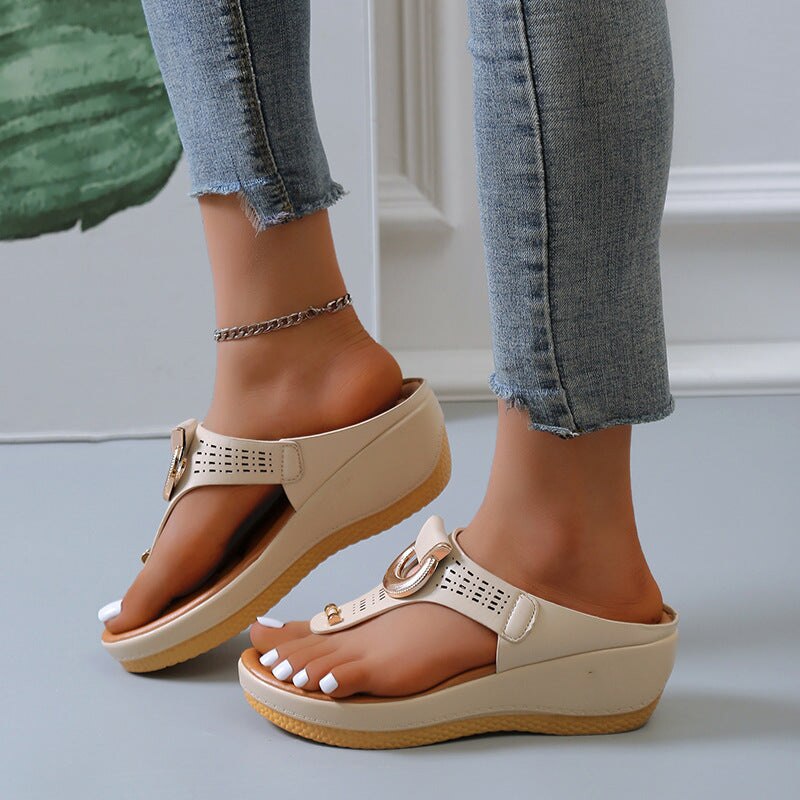 Stijlvolle beige orthopedische sandalen voor dames met comfortabele sleehak