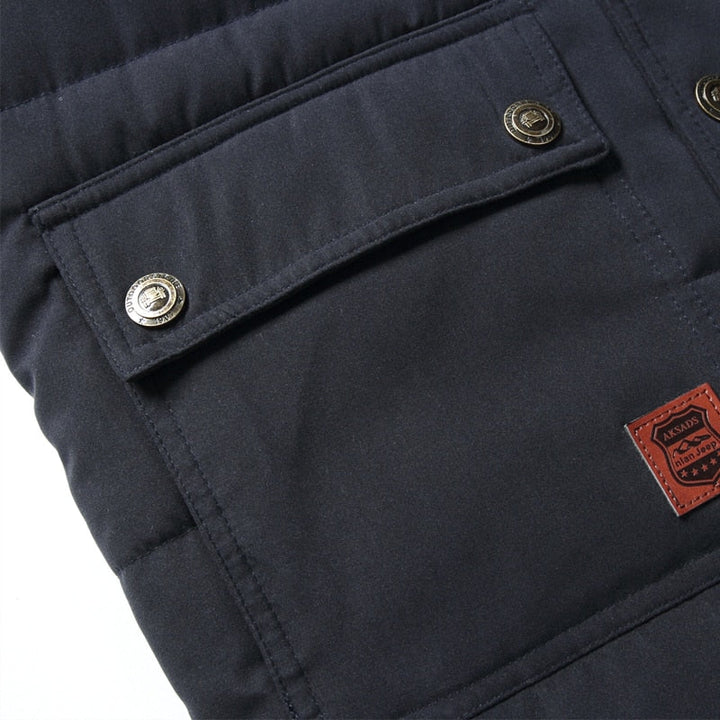 Model draagt comfortabele bodywarmer in de buitenlucht.