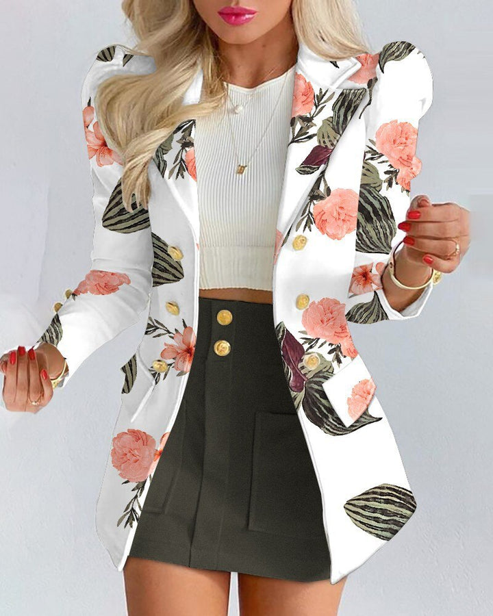 Dames blazer en rok set in wit met roze bloemenprint, model toont outfit