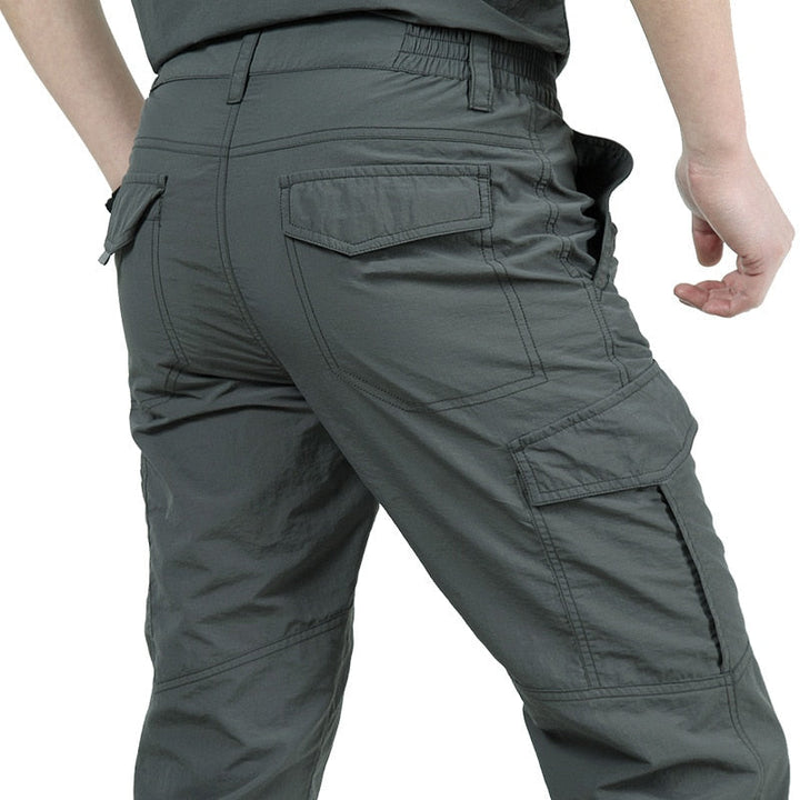 De veelzijdige Mannen Cargo Broek Eddy, een comfortabele vrijetijdsbroek met robuuste uitstraling voor heren.