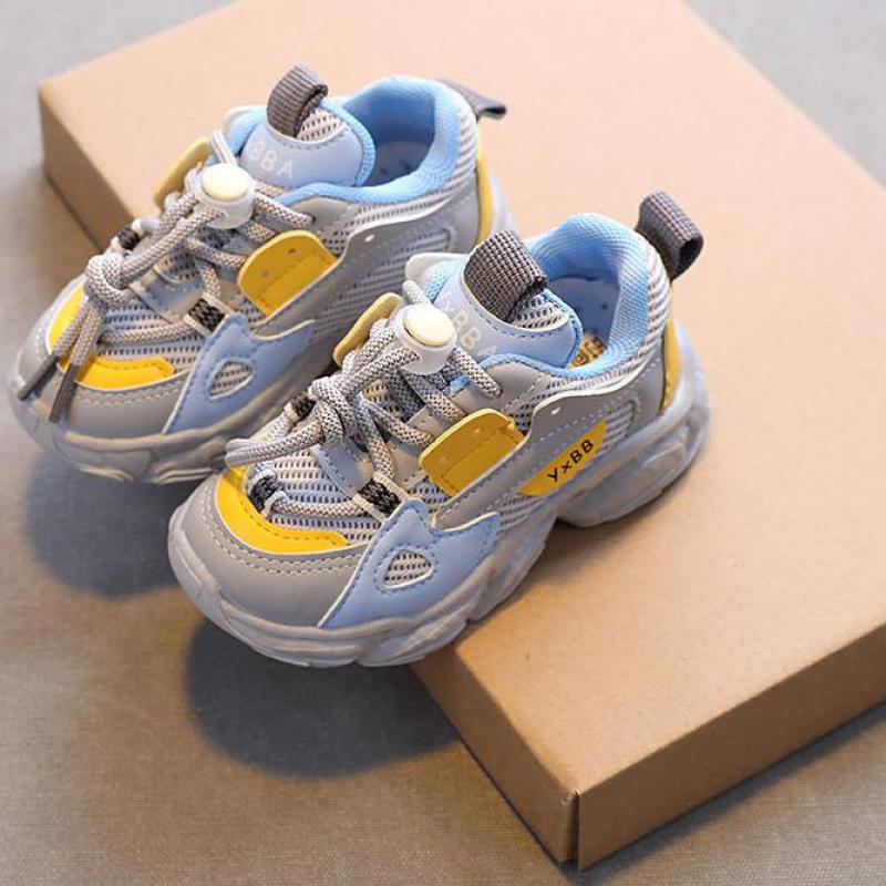 Sportieve grijze kindersneakers met gele accenten