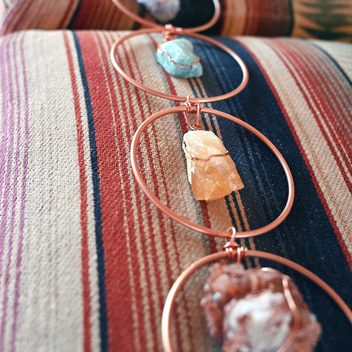 Close-up van de zeven edelstenen in een chakra decoratie hanger voor meditatie