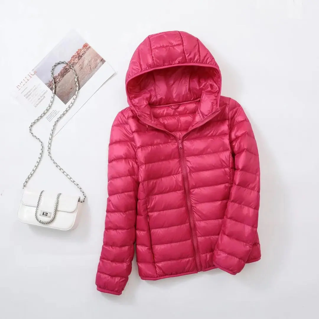 Stijlvolle Hoymans dames winterjas, zwarte donsjas met capuchon, comfortabel pufferjack.