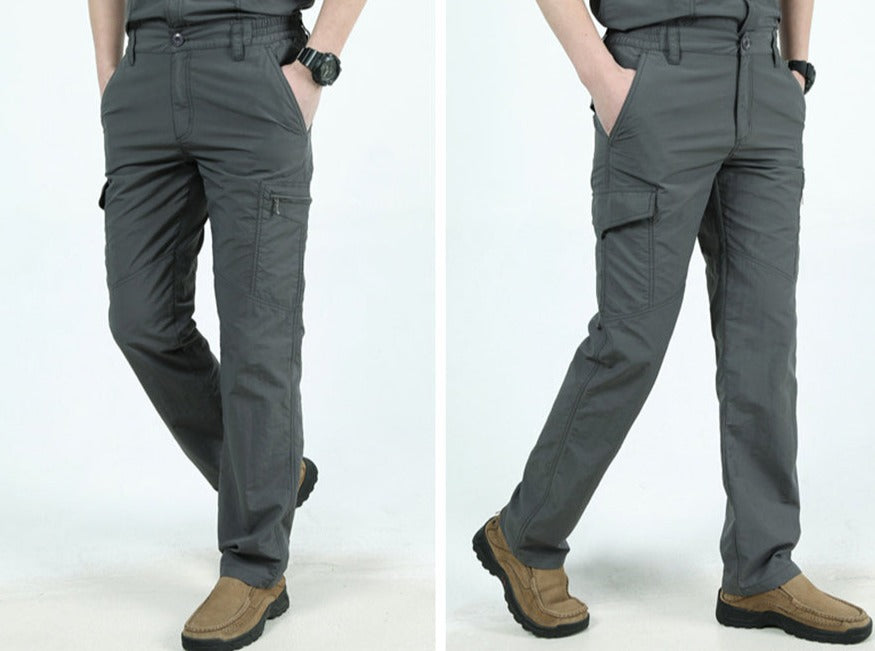 Mannen Cargo Broek Eddy in actie, toont flexibiliteit en comfort; een essentiële broek voor outdoor avonturen.