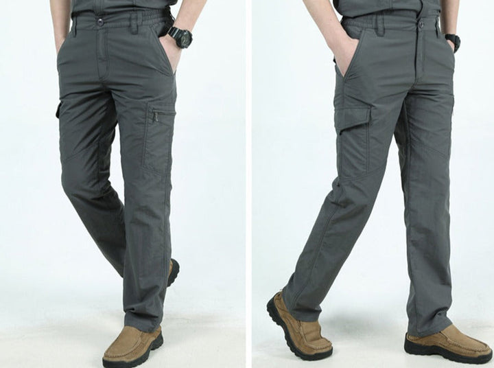 Mannen Cargo Broek Eddy in actie, toont flexibiliteit en comfort; een essentiële broek voor outdoor avonturen.