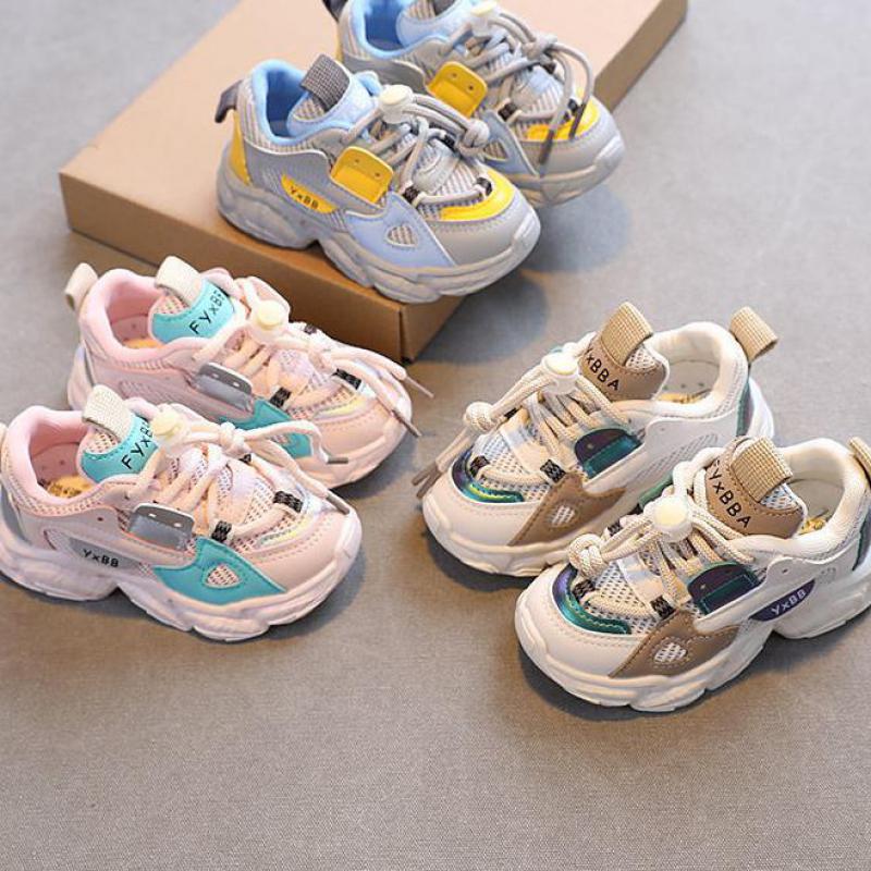 Detailopname van beige kindersneakers met roze en grijs design