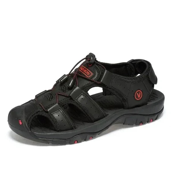 Stabiele outdoorsandalen voor heren tonen de stevige antislip zool voor maximale grip op ruw wandelterrein.
