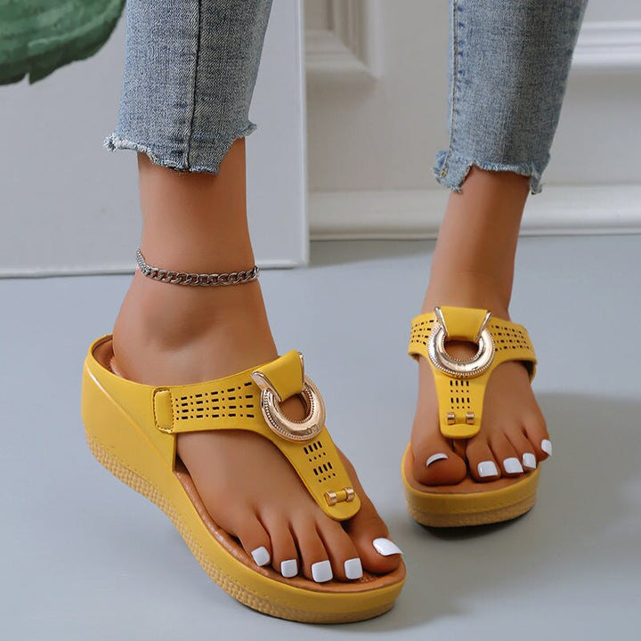 Vrolijke gele orthopedische sandalen voor dames met decoratieve gesp