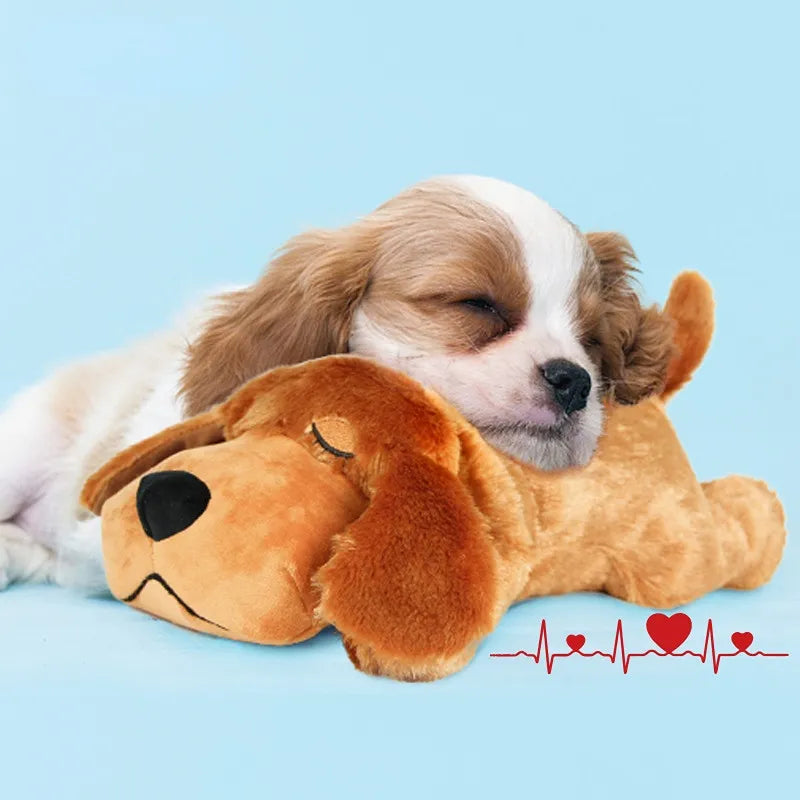 Kleine hond ontspant vredig op de KnuffelBuddy pluche knuffel met hartslagsimulatie