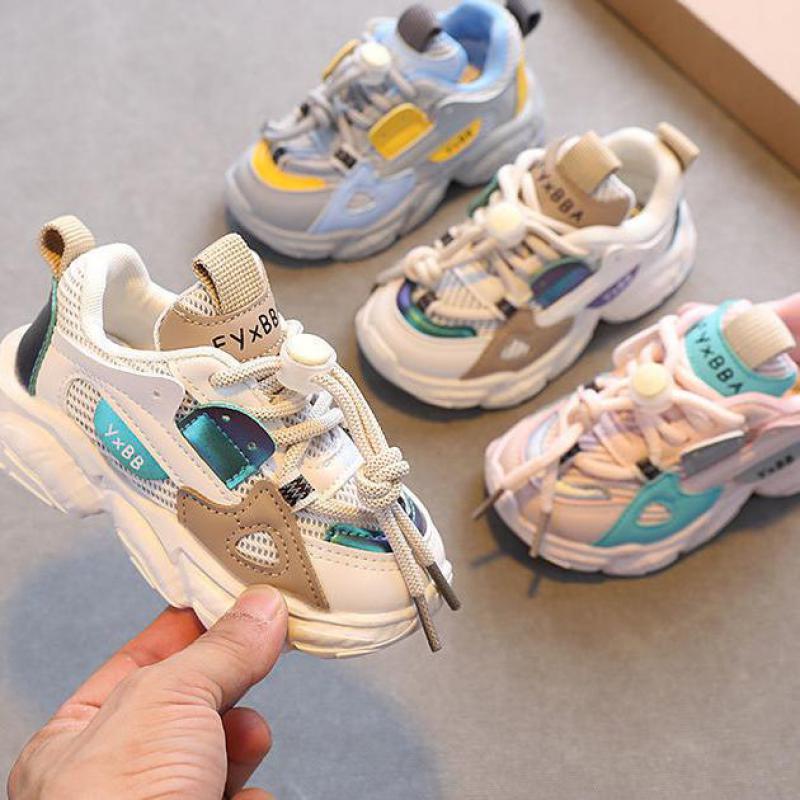 Comfortabele kinderschoenen met veters en roze accenten zijkant