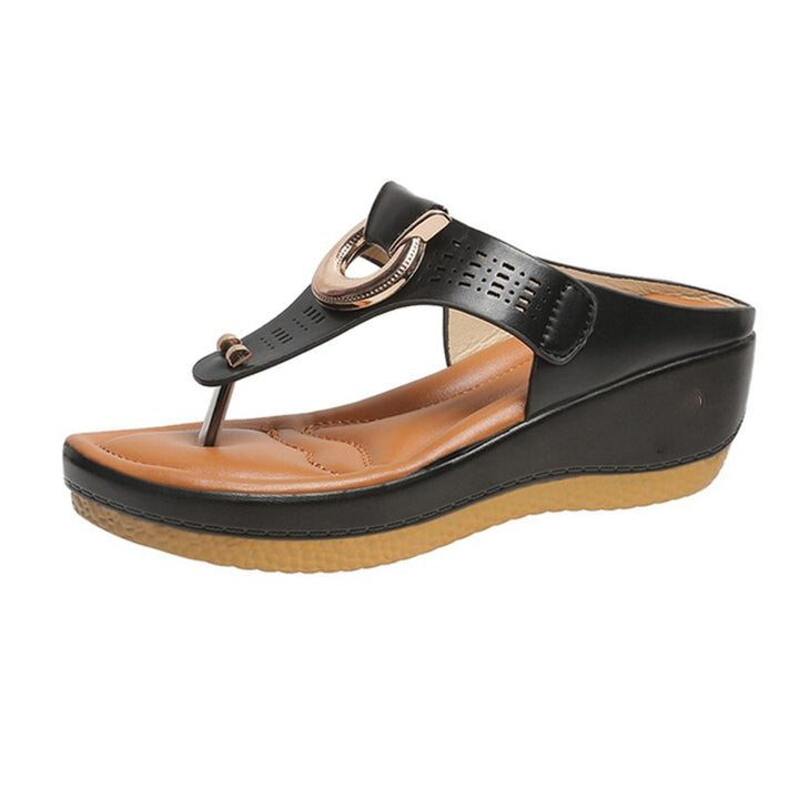 Zijaanzicht van beige orthopedische sandalen voor dames