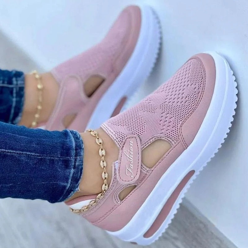 Comfortabele Sasa damessneakers; witte sportschoenen met een trendy hoogzool design voor dagelijks comfort.