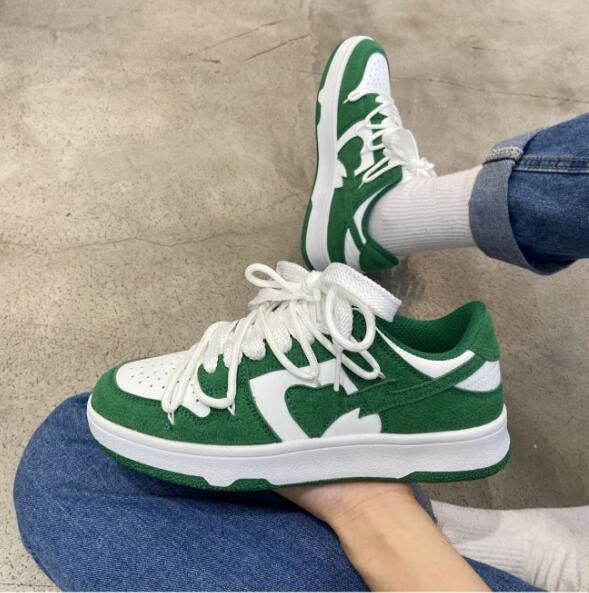 Trendy dames sneakers in wit en groen gedragen