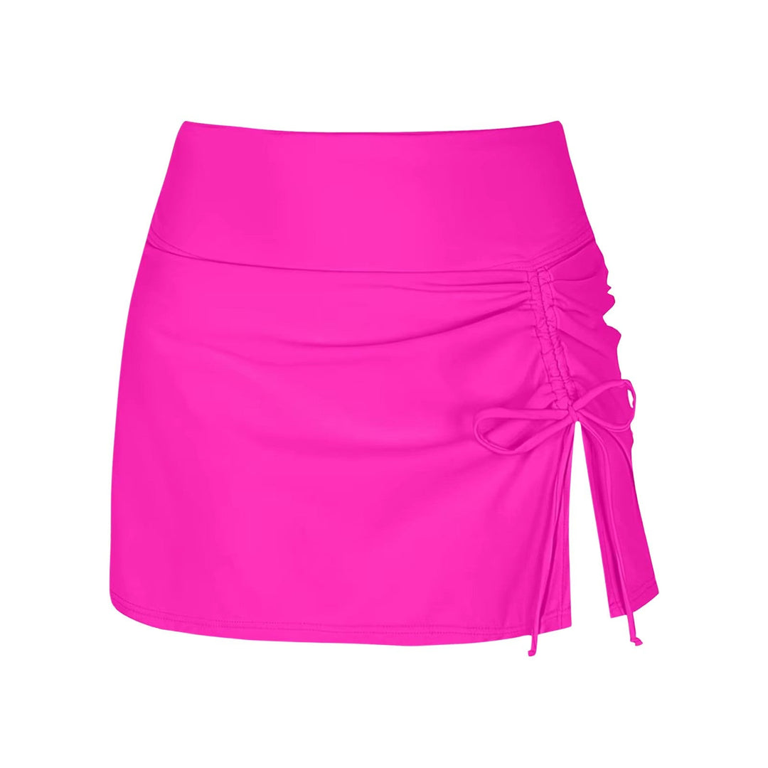 Vrouw in actie met Hoymans dames zwemshorts, ontworpen voor comfort en bewegingsvrijheid bij wateractiviteiten.