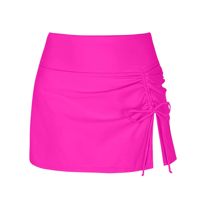 Vrouw in actie met Hoymans dames zwemshorts, ontworpen voor comfort en bewegingsvrijheid bij wateractiviteiten.