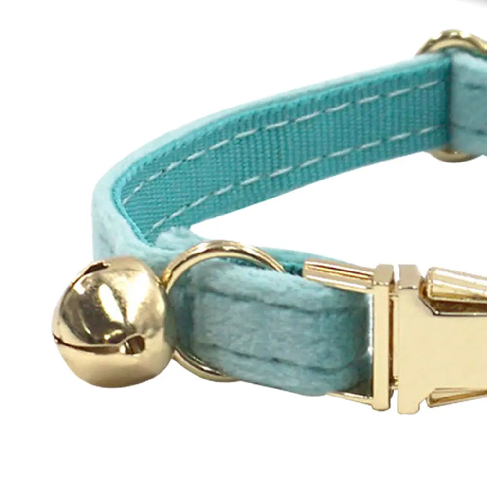 Detail van de ultralichte huisdier tracker die eenvoudig aan de halsband te bevestigen is.