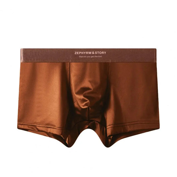 Model toont de flexibiliteit en bewegingsvrijheid van de luxe boxershort.