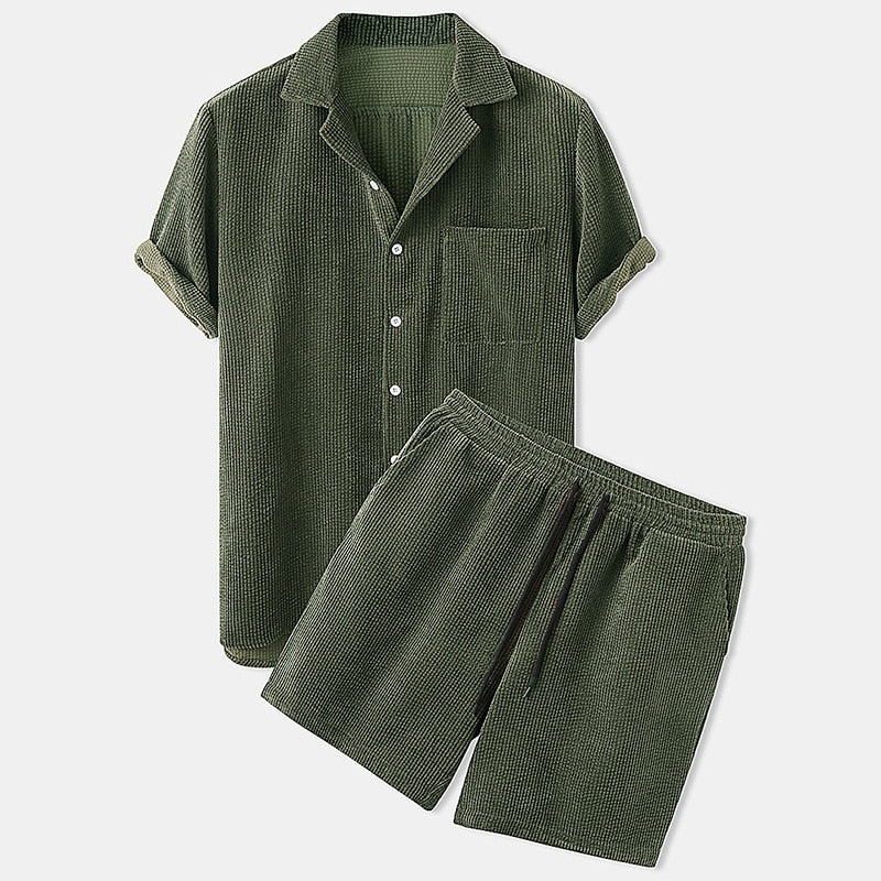 Comfortabele tweedelige heren zomer outfit met T-shirt en korte broek. Perfect voor sportief en stijlvol gebruik.