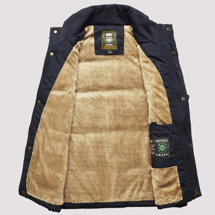 Close-up van de zakken en de kraag van de heren bodywarmer.