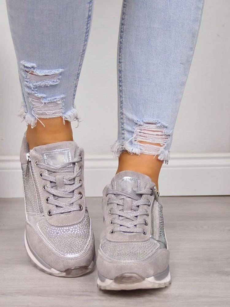 Stijlvolle dames wandelschoenen met orthopedische demping en zijrits, geschikt voor dagelijks comfort en actieve levensstijl.