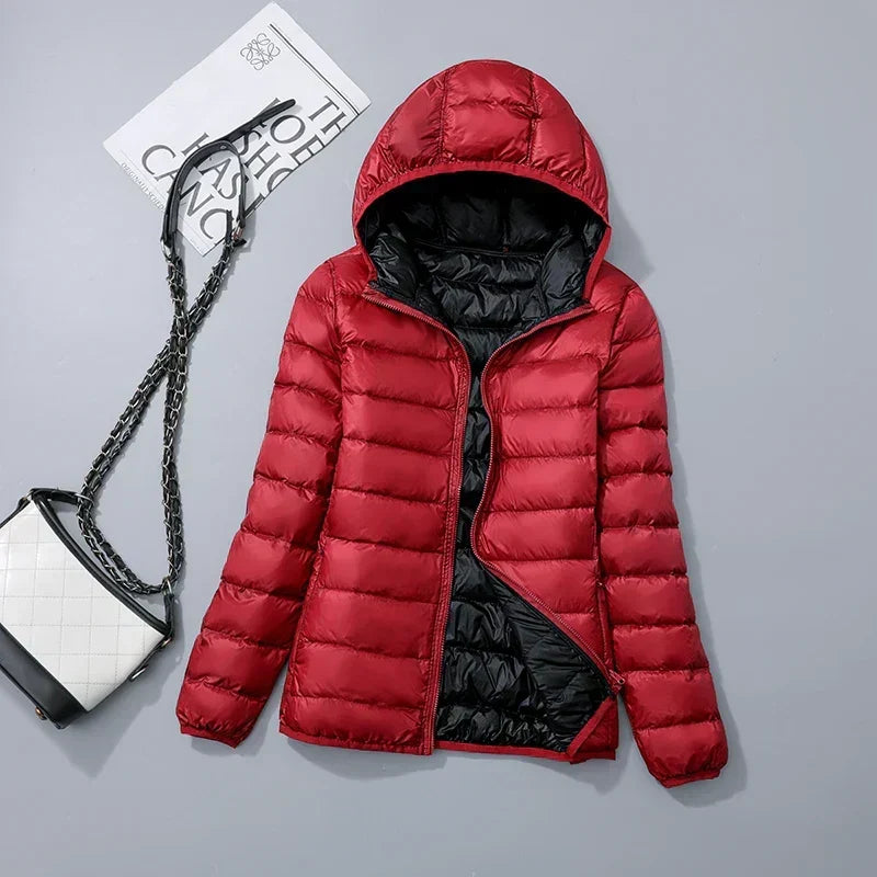 Zwarte Hoymans donsjas met capuchon voor dames, stijlvol pufferjack, heerlijk warm.