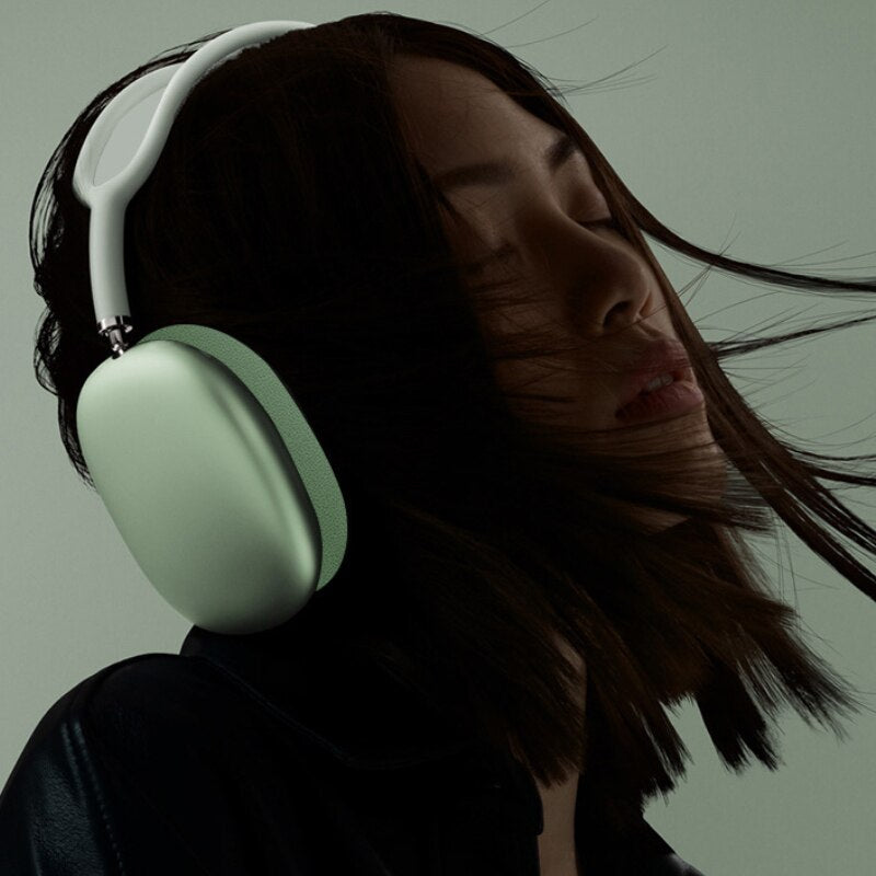 Vrouw genietend van muziek met een witte en mintgroene HarmoniX koptelefoon
