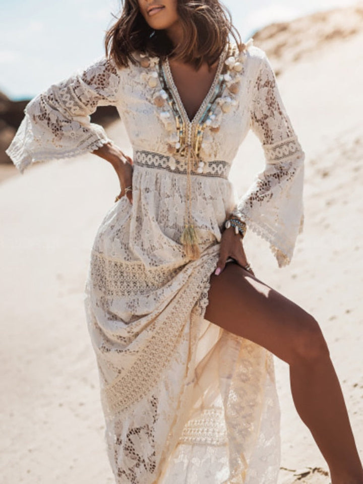 Dames bohemian maxi jurk met lange mouwen in lichte kleur op het strand