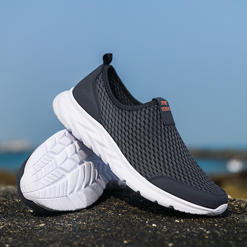 Ualy sneakers in blauw op rotsachtige ondergrond