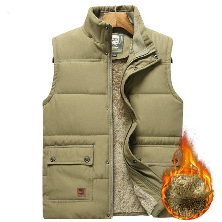 Detailopname van de stof en de sluiting van de heren bodywarmer.