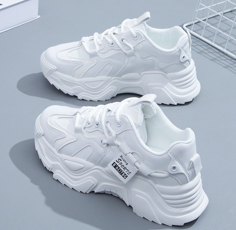 Populaire dad sneakers voor dames getoond vanuit een hoek met moderne zool