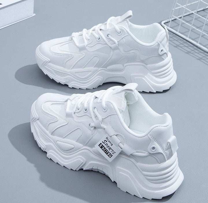 Populaire dad sneakers voor dames getoond vanuit een hoek met moderne zool
