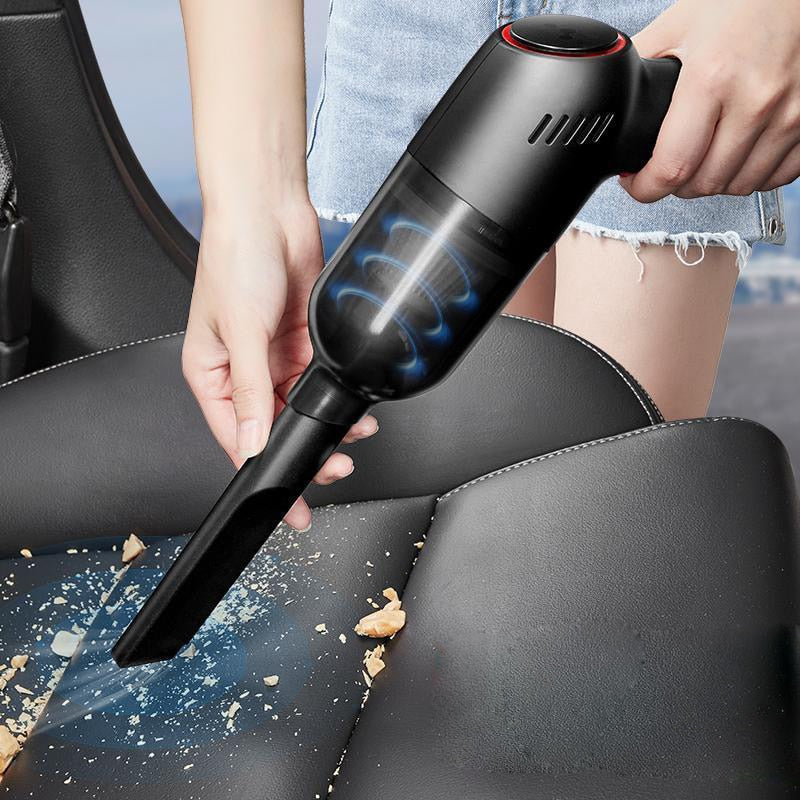 Handstofzuiger reinigt kruimels efficiënt van een autostoel.