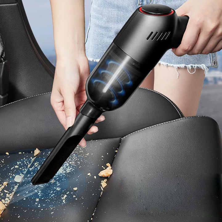 Handstofzuiger reinigt kruimels efficiënt van een autostoel.