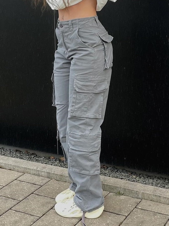 Comfort en bewegingsvrijheid benadrukt door de casual stijl van de broek.