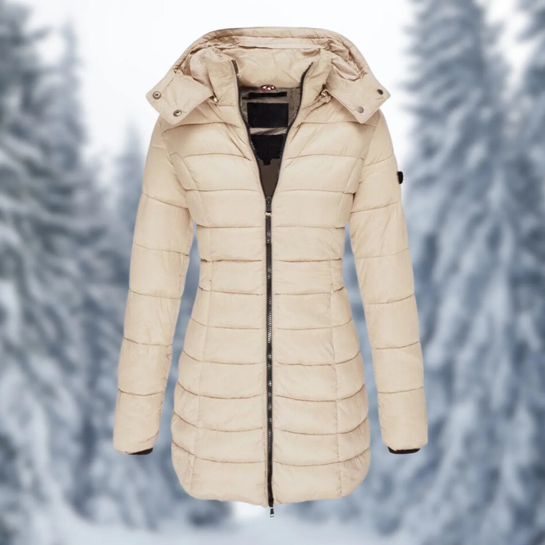Model draagt de dames winterjas in beige kleur, van voren