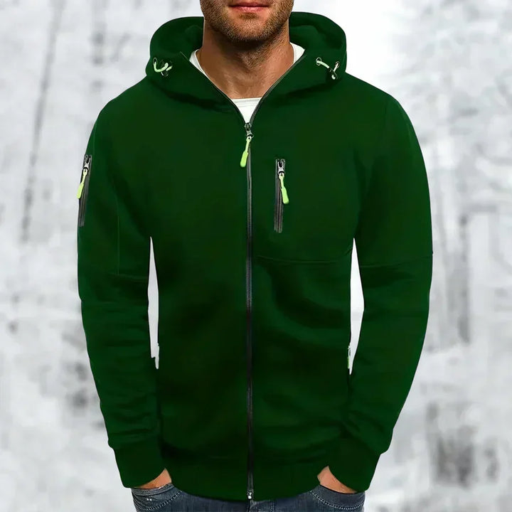 Man draagt comfortabele MetroFlex herenhoodie met ritssluiting; ideaal sweatshirt voor buitenactiviteiten.