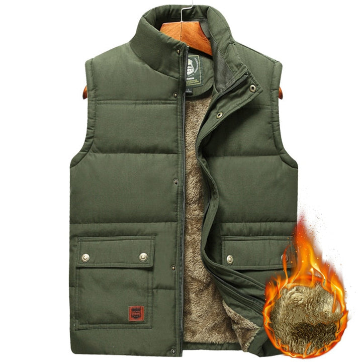 Zwarte heren bodywarmer getoond in een winterse omgeving.