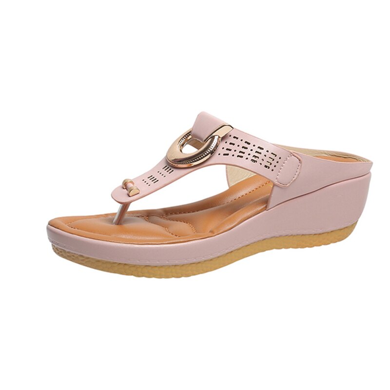 Comfortabele dames sandalen getoond aan de voet voor extra steun