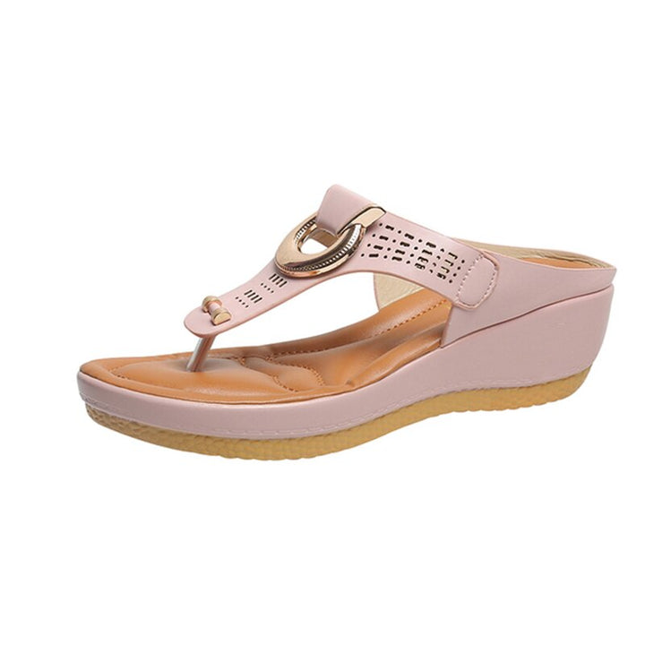 Comfortabele dames sandalen getoond aan de voet voor extra steun