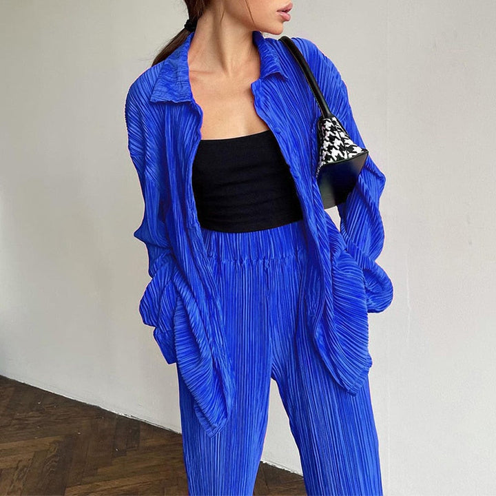 Aantrekkelijke zomerse outfit voor dames met een uniek en kleurrijk patroon.