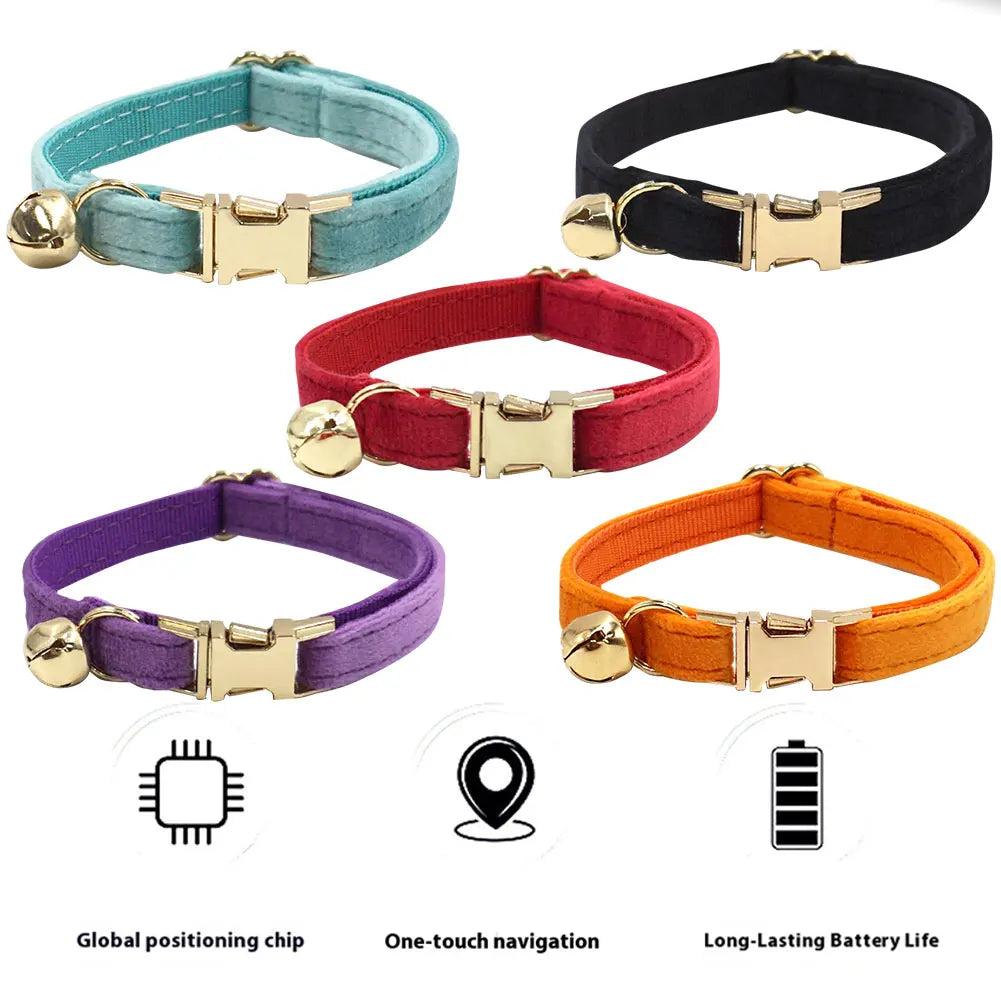 Set van vijf kleurrijke huisdierhalsbanden (turquoise, zwart, rood, paars, oranje) met de tracker en iconen voor functies.