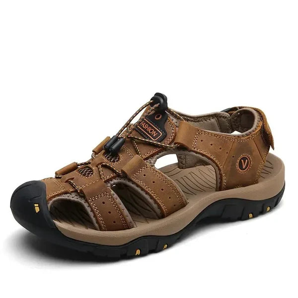 Duurzame reisschoenen en herensandalen met ademende bandjes, ideaal voor warme zomerdagen op vakantie.