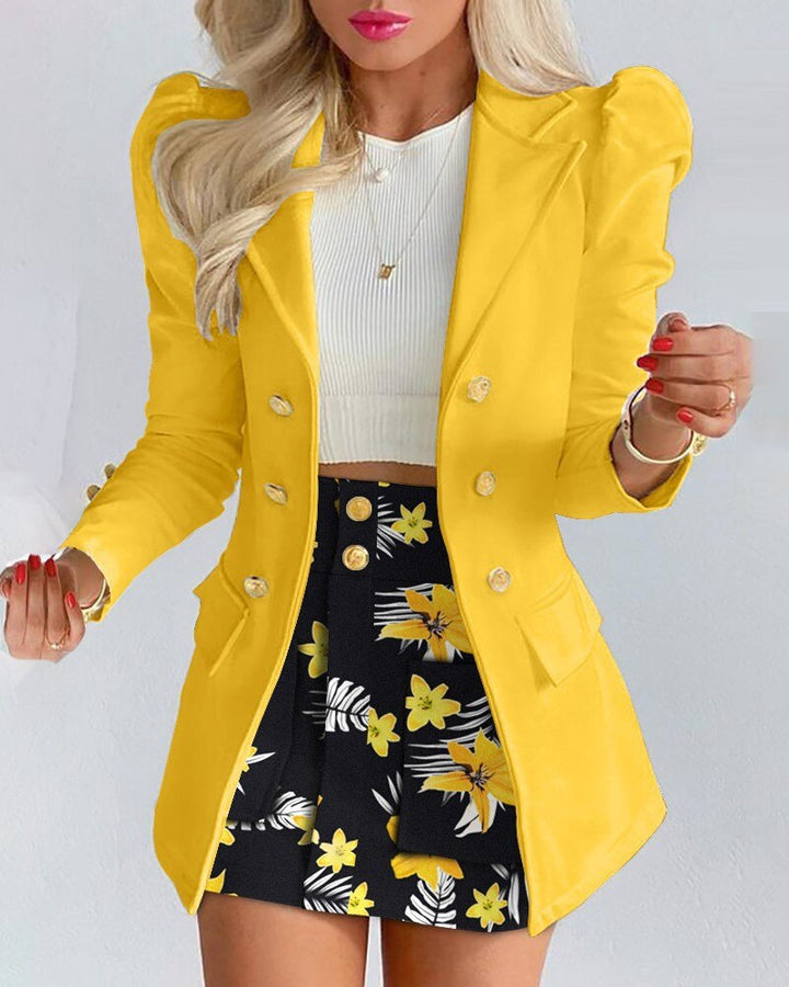 Vrouwelijke zakelijke outfit met groene blazer en bijpassende rok