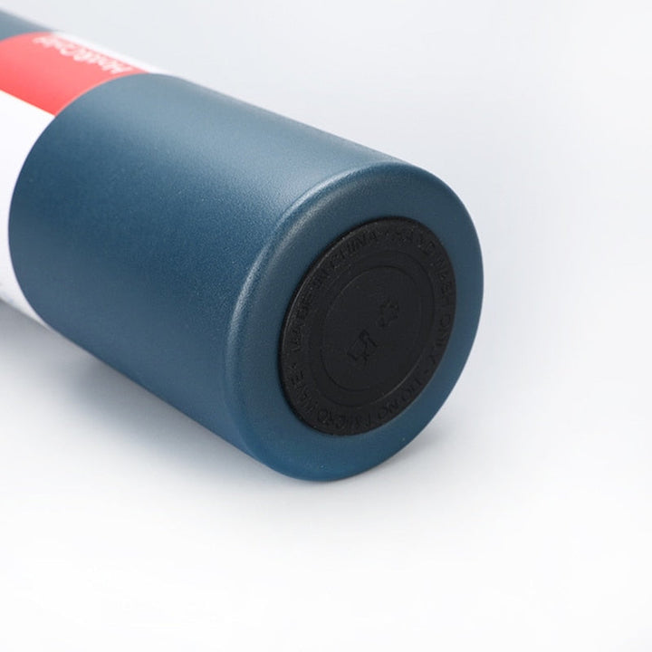 Praktische roestvrije drinkfles; onmisbaar voor reizen en actieve levensstijlen.