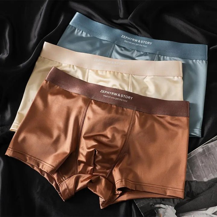 Man toont de comfortabele pasvorm van de body-sculpting boxershort in blauw.