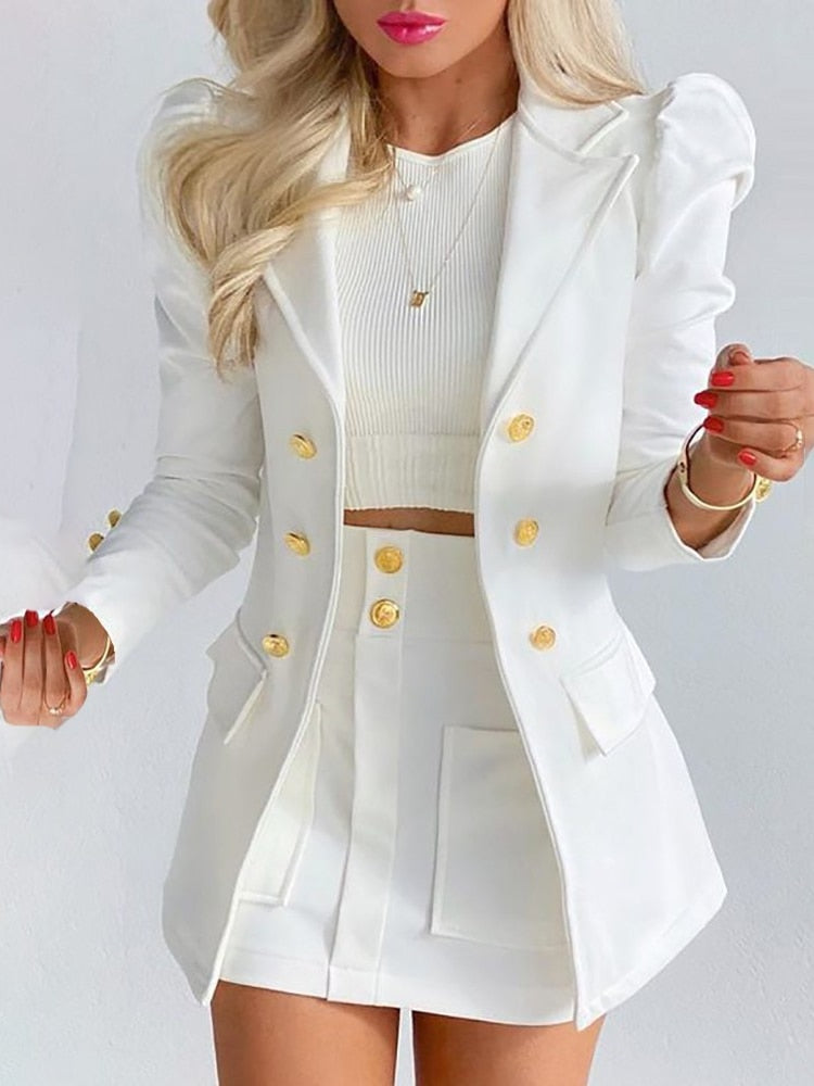 Trendy dameskleding: blazer en rok in een bloemenpatroon