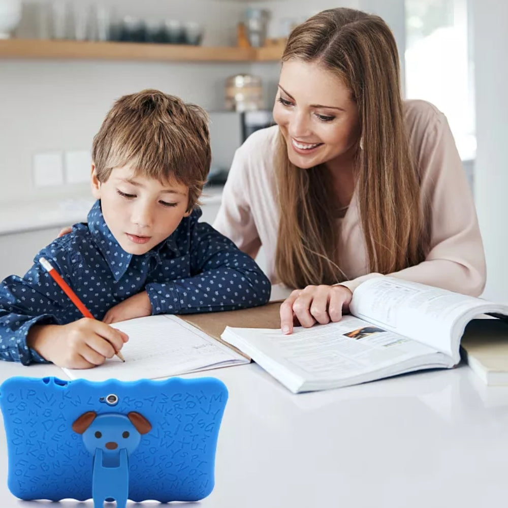 Jongen gebruikt een blauwe SmartKid kindertablet aan tafel terwijl moeder meekijkt